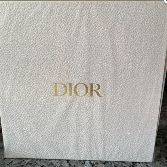 2024 DIOR Around the World 500 piece 🧩 puzzle - Picture 3 of 5